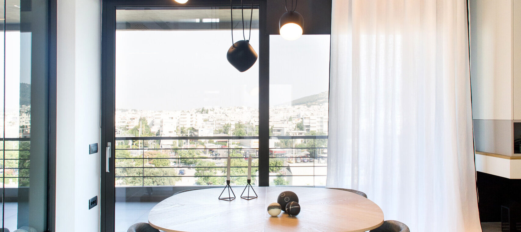 Ρόλερ ή κουρτίνα; Ποια λύση ταιριάζει στον χώρο σας.